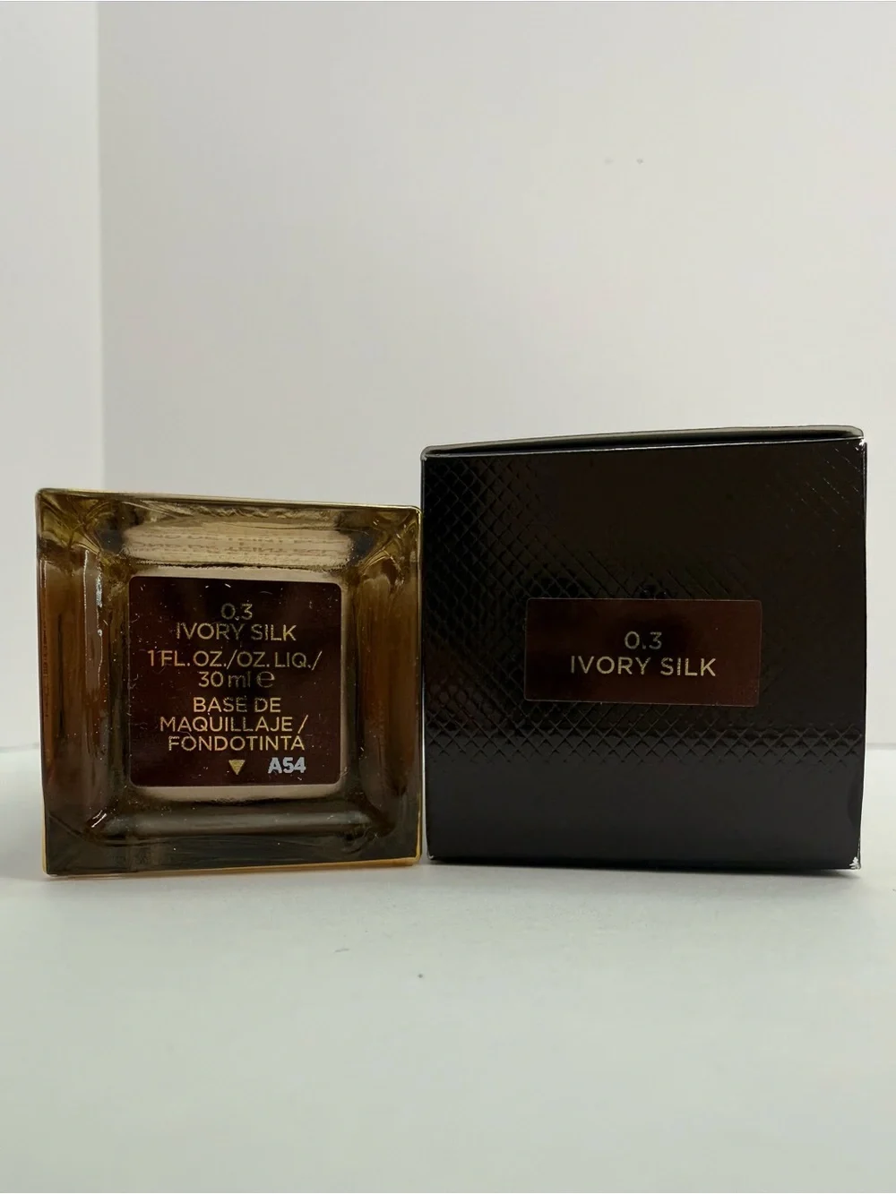 Tom Ford shade and illuminate soft radiance foundation. Shade: Ivory silk 0.3